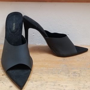 Fashion Nova heels size 6, original box included